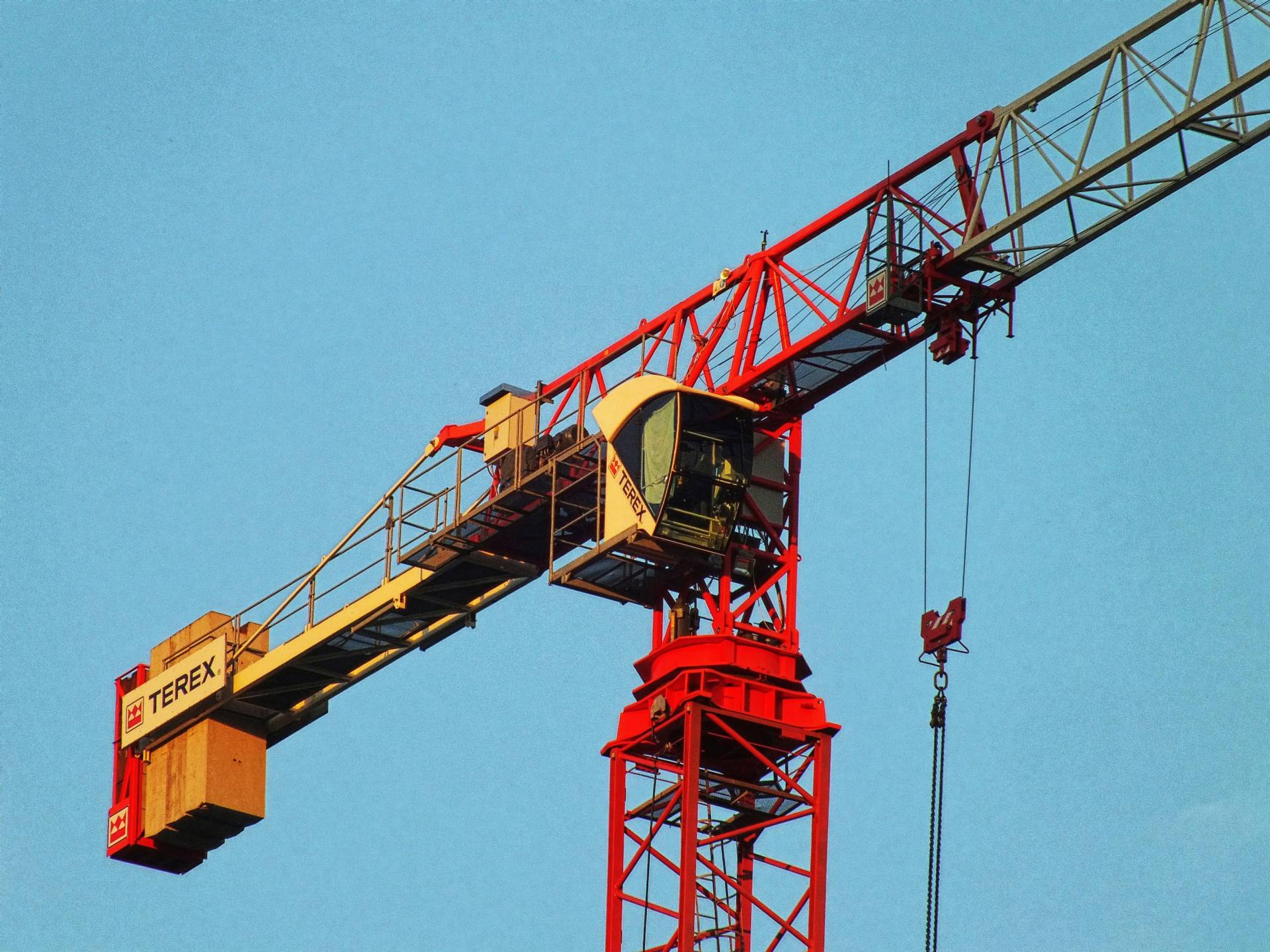 Rot-weißer Terex-Kran aus Metall tagsüber