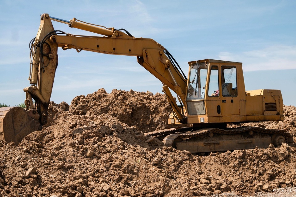 Bagger auf einem Baustellenhügel