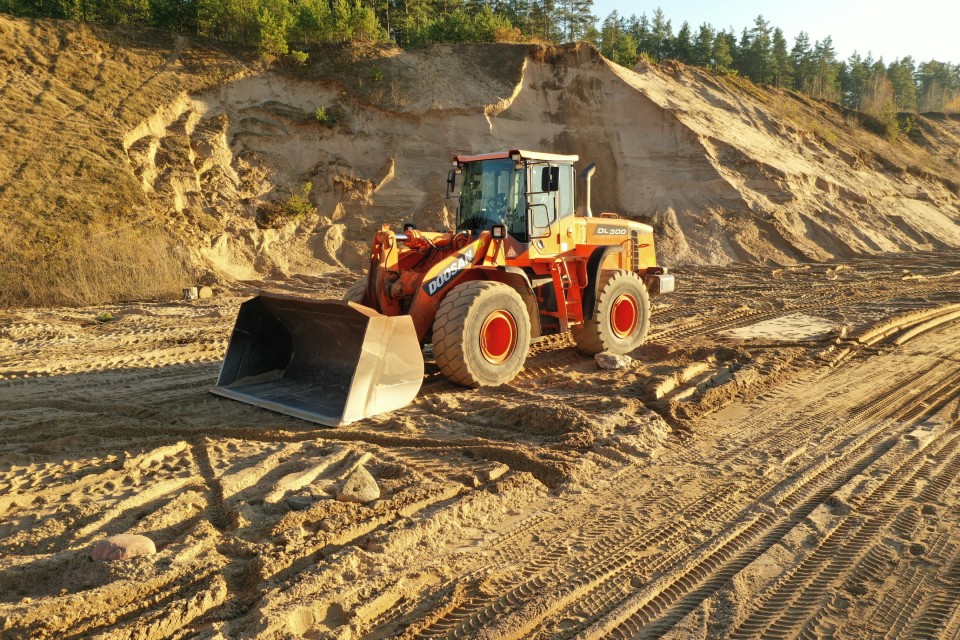 Ein Bulldozer steht auf einer unbefestigten Straße