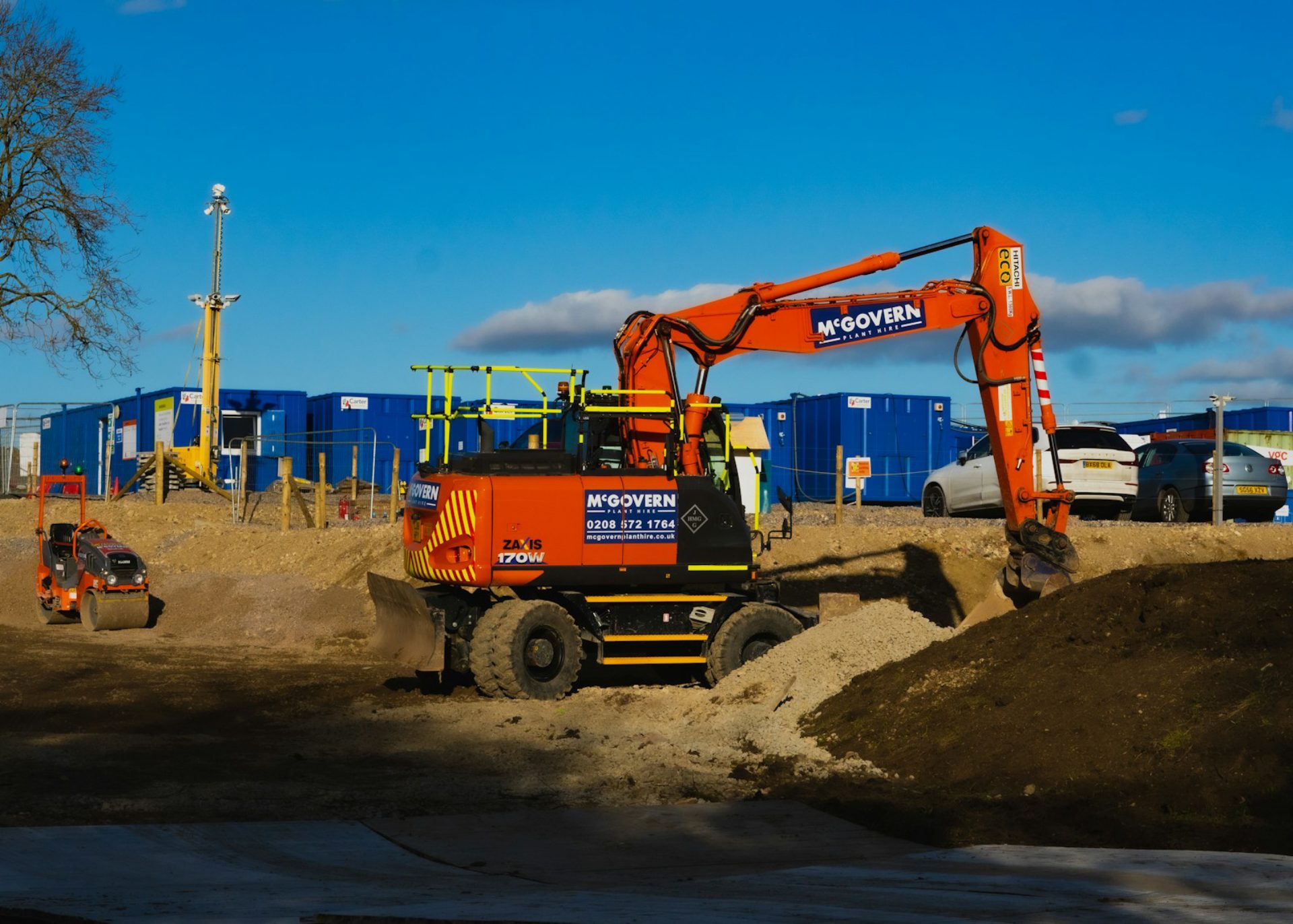 Orange und schwarzes schweres Gerät auf braunem Sand tagsüber
